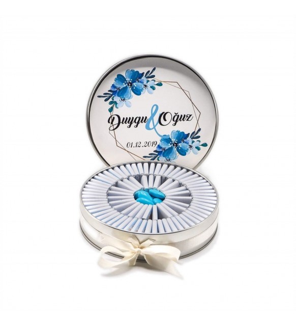 Söz Nişan Çikolatası Metal Yuvarlak Kutu Mavi Çiçek Tasarımlı (80 Adet Dökme Napoliten Çikolata)